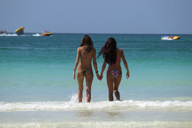 手を繋ぎ美しい海に吸い込まれて行く美しいお尻のお姉さんたち