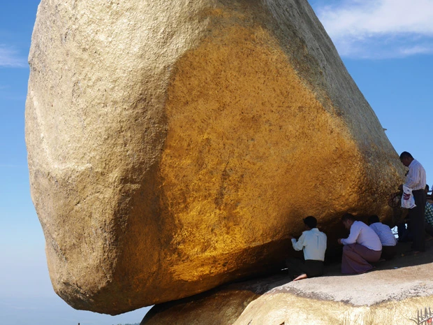 金箔を貼ったり、祈りを捧げる男性巡礼者たち