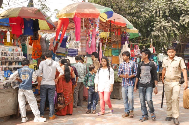 路上には洋服から日用雑貨、食べ物までいろいろなお店が軒を連ねている