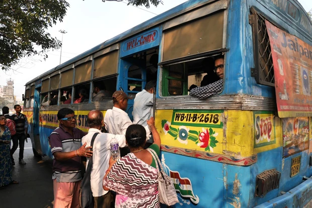 ローカルバス。老人を手助けし、マナーよく順番に乗車