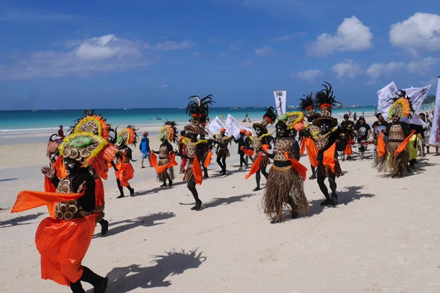 にぎやかな音楽を奏でながらやってくるアティアティハンのパレード