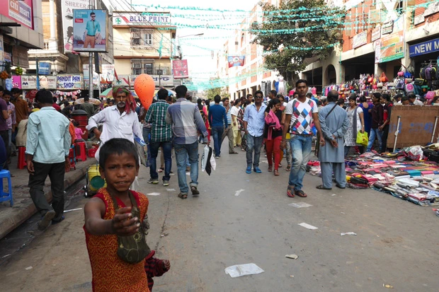 少年は「インドへようこそ」と手を差し伸べた……のではなく、「同情するなら金をくれ」とバクシーシ(喜捨)を求めた