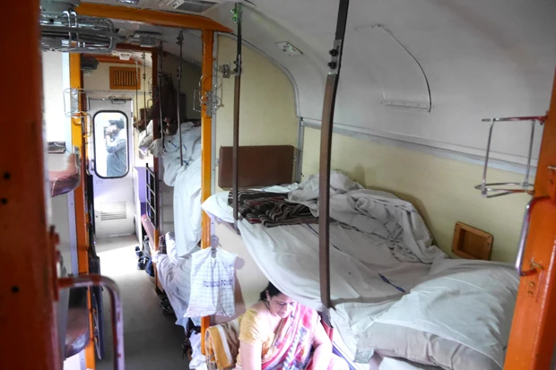 良いクラスの寝台だと枕、シーツ、毛布、タオルなどが付いている。狭いけど十分寝れる