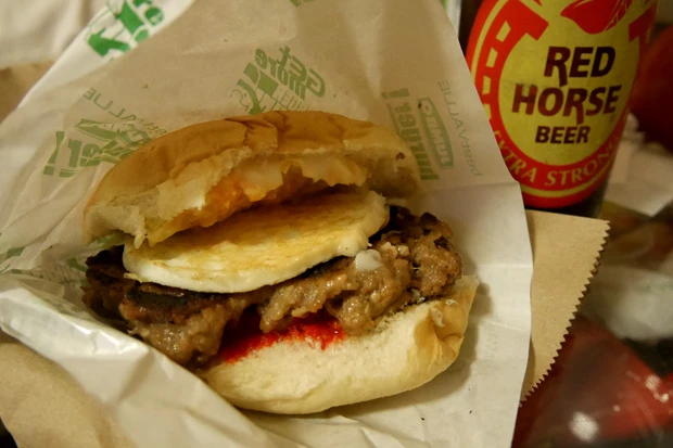 マニラでよく食べた薄っぺらいバーガー。40ペソ(約100円)と激安だけど栄養足りないよう…
