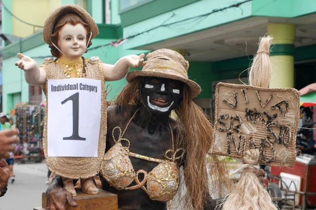 サントニーニョ像。ほら、ちょっと怖くない？？（笑）