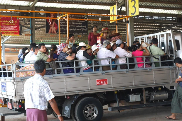 トラックは○○株式会社とか○○運送とか書いてある日本製のものが多い