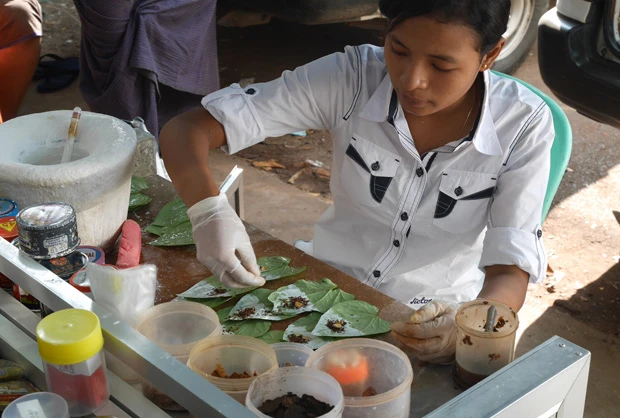 路上で売られている噛み煙草。自分の好きな塩梅(あんばい)に調合できるらしい