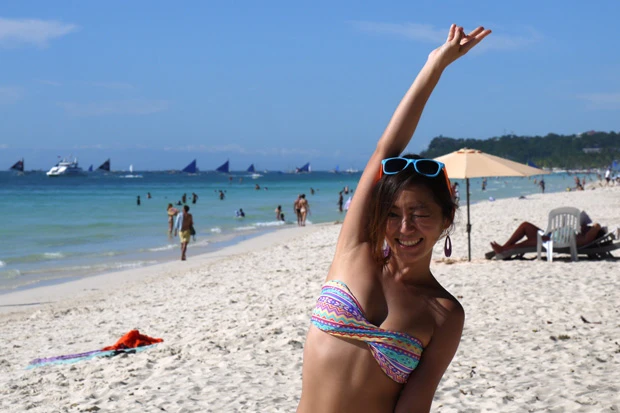 太陽を浴びて、まぶしい白さのホワイトサンドビーチとエメラルドの海！　まさに天国！