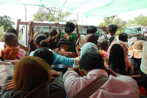 しっかりつかまってないと振り落とされそうな、揺れの激しいアトラクション