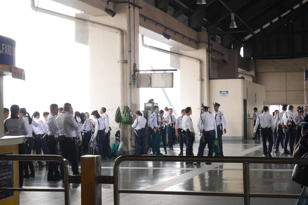 ここはとある駅。この白い制服は全部警察! こんなに必要なくらい事件が多いの? 電車に乗るのだけなのに全員持ち物検査あり