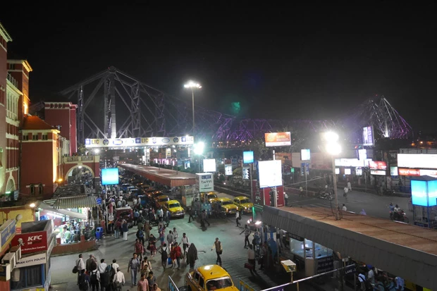 電車が来るまでは夜景鑑賞。紫色にライトアップされたハウラー橋