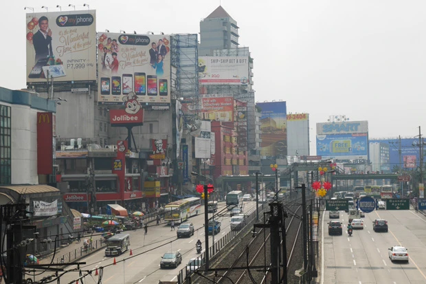 コワくてなかなかカメラが出せない。歩道橋から街を撮ってみると、わりと都会?