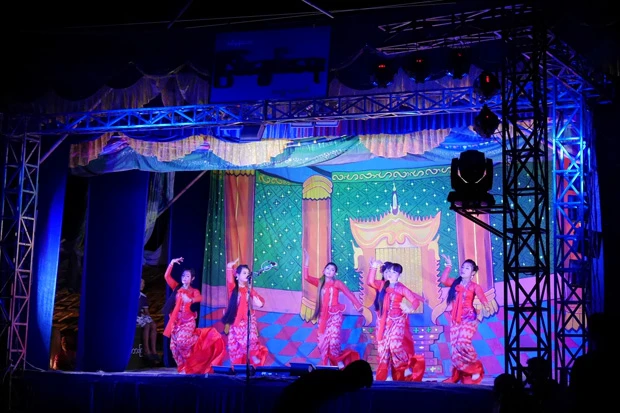 ミャンマー美人のダンスショー。と、派手な照明