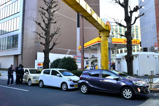 ガソリンスタンドで給油を済ませて、いざ箱根へ向けて出発。スタート、ゴールともに同じドライバーが同じクルマに給油した