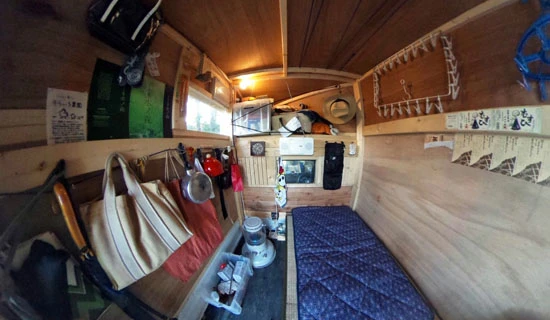  形川さんのモバイルハウスは軽トラの荷台とは思えないほど快適な空間。形川さんはワークショップも開いている