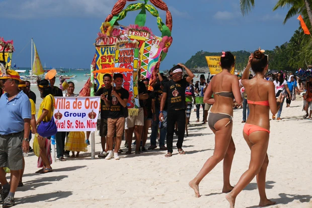 突如現れたパレードに、西洋のお姉さんたちも喜びとお尻を隠していられません！