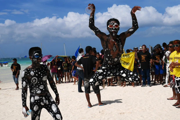 チームごとに衣装やメイクに個性があるのが面白い。これは漫画『ドラゴンヘッド』のノブオみたい。コワ