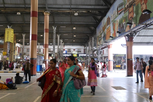 大きくてキレイなハウラー駅。どうやら撮影禁止だったらしく注意された