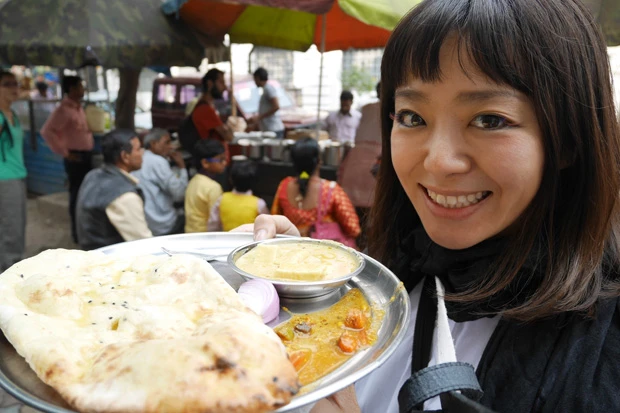 手はじめに観光客にも人気で行列の屋台でカレー! 安いしめっちゃおいしい!