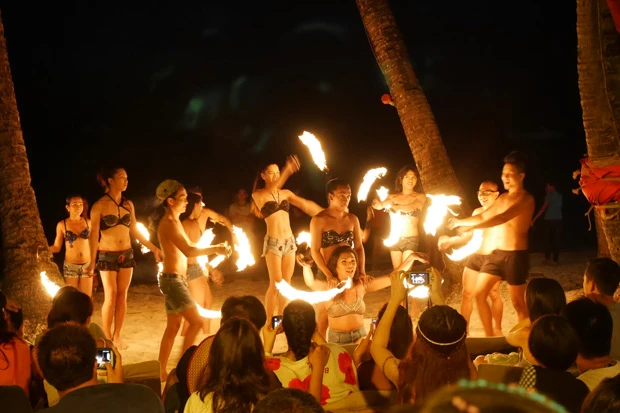 カンナムスタイルで盛り上がるファイヤーダンス