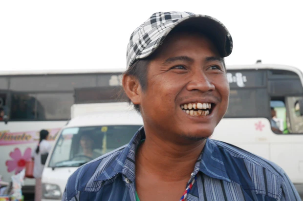 口の中が真っ赤。近くで見ると、ほんとに歯茎が血だらけの吸血鬼って感じ!