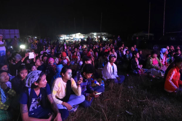 ここがクラブ!…じゃなくて原っぱでした!