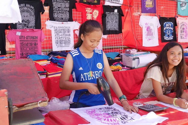 その場で好きなデザインのＴシャツを作ってくれる。フィリピンのコ、かわいい！