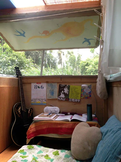  はね上げ式の窓を開けると気持ちいい風が通り抜ける。井ノ上さんは「物を手放して、便利を手放したら、本当に必要なものが手に入る」と、この暮らしを勧める