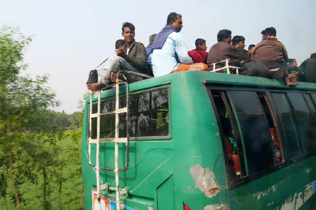 国境を越えると、出ました! バスの屋根にのる人々。やっぱ人口多いから乗り切れないのかな。屋根なら100人乗っても大丈夫!?(笑)