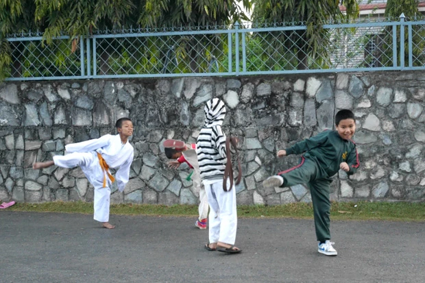 護身術を習っておくべきだったかな。朝から空手を練習しているネパールの子供たち
