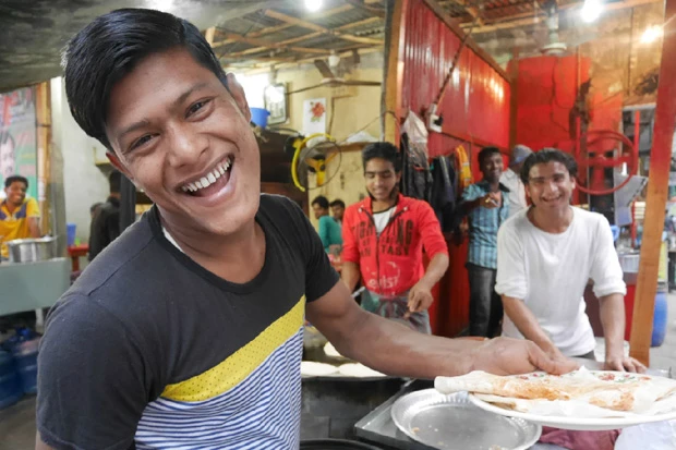 ロティー屋のお兄ちゃんの笑顔ったら。スマイル0タカ(約0円)。ロティーは2枚で10タカ(約15円)と激安でお腹を満たしてくれます!