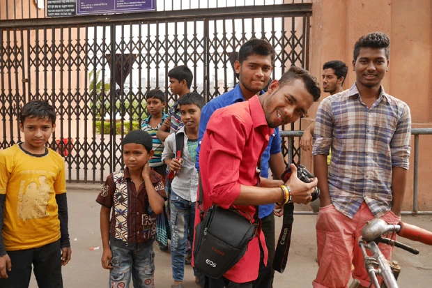 日本人とわかると集まってくる人々。ちょっとモテモテ気分?