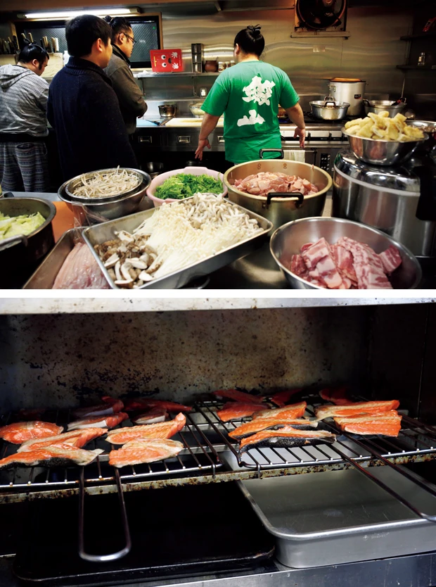  【画像上】当然、肉も野菜も具材の量はハンパじゃない。１年もやれば自然と包丁さばきが身につく【画像下】４０人が食べる藤島部屋では、焼き鮭を用意するのもひと苦労。焼いて、焼いて、また焼いて！