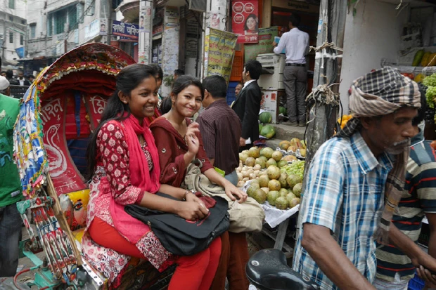 なかなか女子を見かけない中、貴重な美女たち。アパレル生産国だけあって、オシャレしてリキシャでお出かけです
