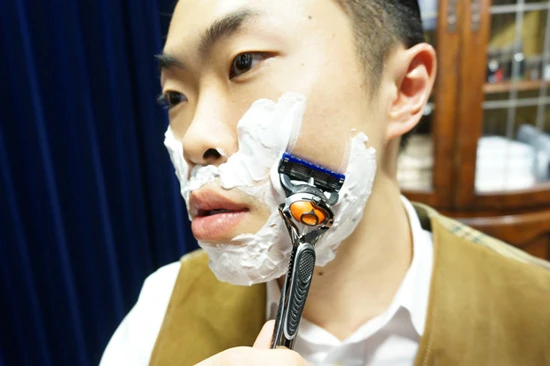 刃が肌に吸い付くような密着感に驚く