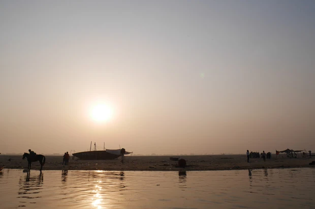 ガンジス河の対岸。対岸には小さな小屋と馬と日の出だけが静寂の景色に映える
