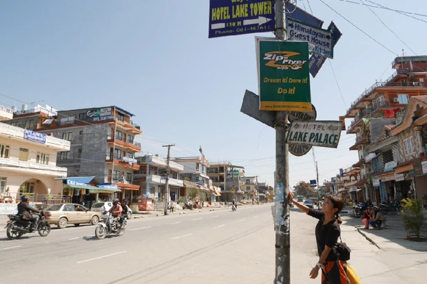 ポカラは安宿がいっぱーい! 計画停電があるから生活は大変だけど、ゆっくり時間が流れてるから問題ない?