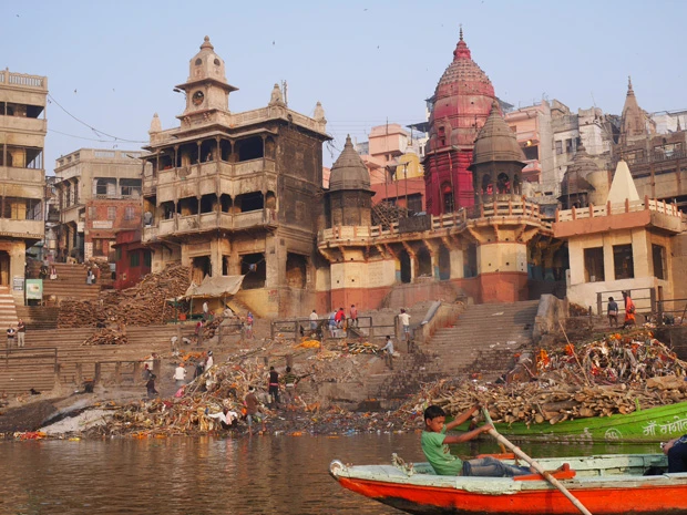 対岸へ渡るボートから、ボート漕ぎの子がちょっとなら撮影していいよと撮らせてくれた。貴重なマニカルニカーガートの火葬場。夜と朝の顔は全然違う