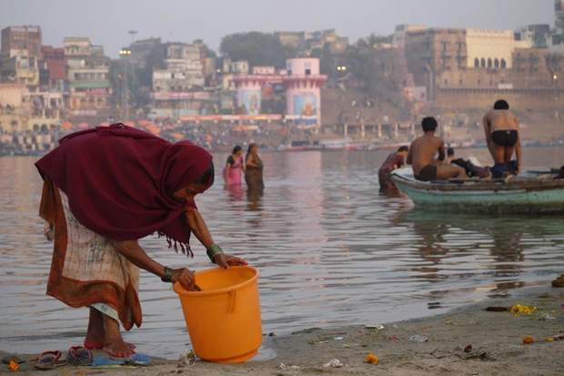死体も流れる聖なるガンジス河で生活をする人々。生と死が混沌とする
