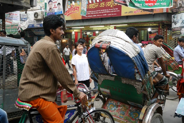 常に車やバスやリキシャがくっついている街中。その間を徒歩の人たちがすり抜ける。まさに世界一の人口密度!
