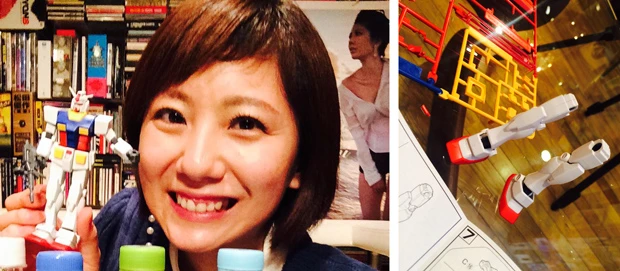 完成させたガンプラを持って笑顔のゆまちん。最初に作ったガンダムはパーツを壊したり、無くしたりで苦労したとか。画像はニコ生『ゆまチャンネル』より