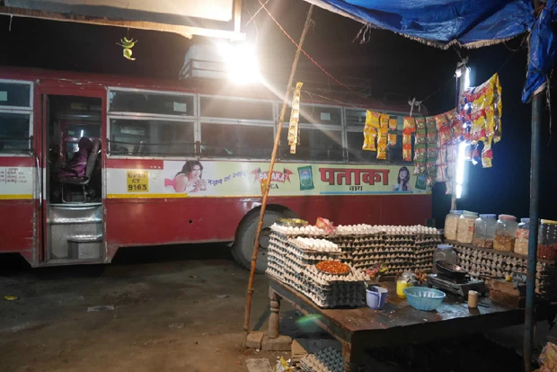 深夜3時頃、どこぞの小屋の前でバスは止まり、(多分眠くてだけど)、ピクリとも笑顔を見せない男たちと暗闇でチャイをすする。コワイ