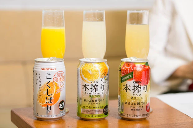 写真右からキリン『本搾り りんご』(果汁50%)、キリン『本搾り グレープフルーツ』(果汁28%)、サントリー『こくしぼり オレンジ』(果汁37%)。どれも一見、ジュースのように色鮮やか