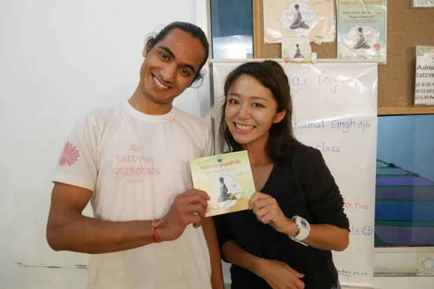 ビギナークラスじゃ物足りない私は、アシュタンガヨガという激しいヨガにも挑戦。筋トレ、有酸素運動、軟体技術が織り交ざり「イテテテ! 先生! 体が事件です!」