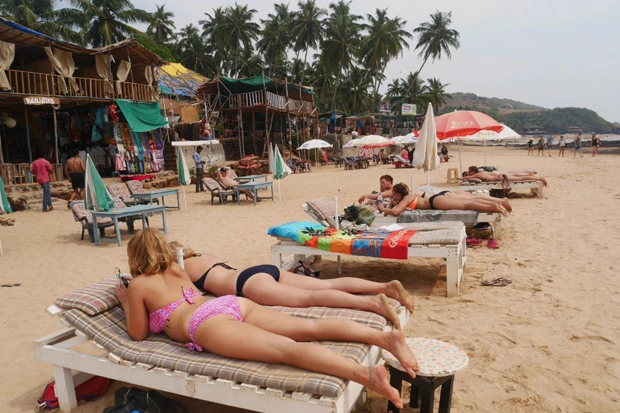 インドだからといって、ビーチでTバックビキニを着る欧米人たちのスタイルは変わらない