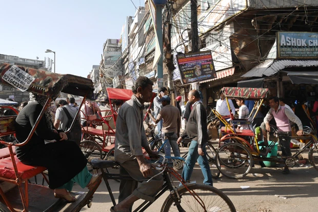 自転車リキシャ、オートリキシャ、メトロ、バス…などがひしめき合う街中。私は自転車リキシャにひかれそうになりました