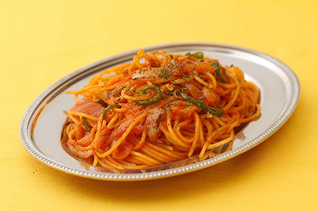  喫茶店の定番メニューのナポリタンを銀皿で提供するミヤマ珈琲。