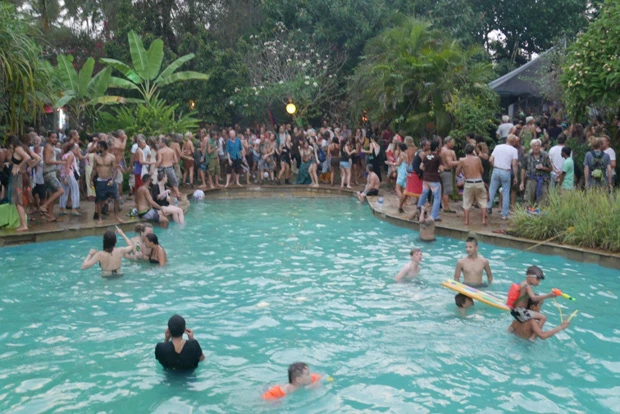プールサイドで激しく踊る人たち