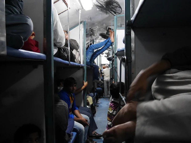 ひとつの席に複数人は当たり前。パズルのような体勢で上手に寝る人も