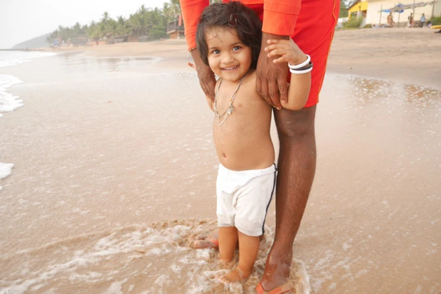 インドで唯一肌を出していた女の子。パパはライフセーバー